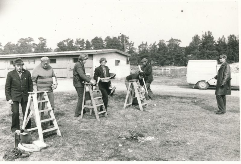 Photo. Haapsalu Sidesõlme mounting professional competitions in the construction of subscription points in Nõval in 1980.