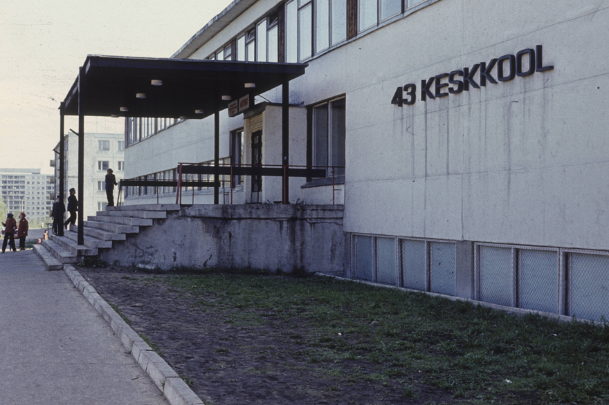 Tallinn 43rd high school in Mustamäe, view of the entrance