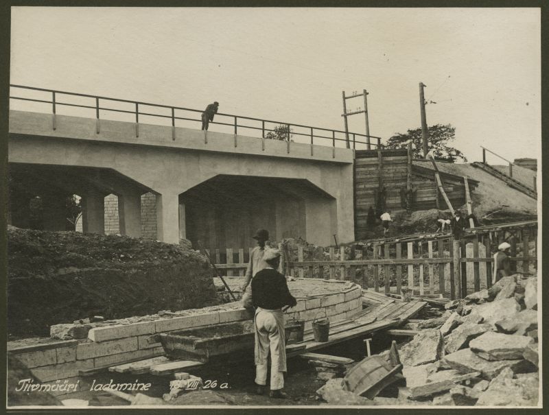 Construction of Paldiski mnt viaduct, loading of the wing wall