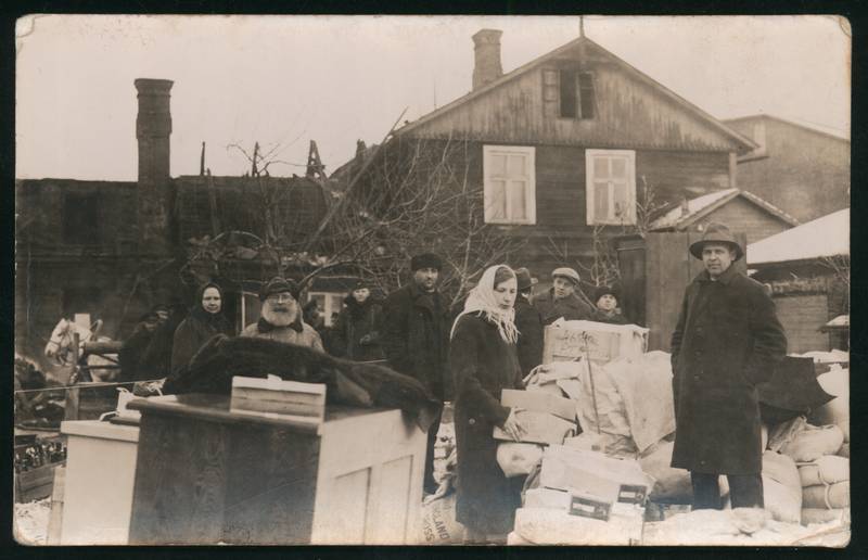 Postcard, Mõisaküla, people with their cargo after the burning of the house