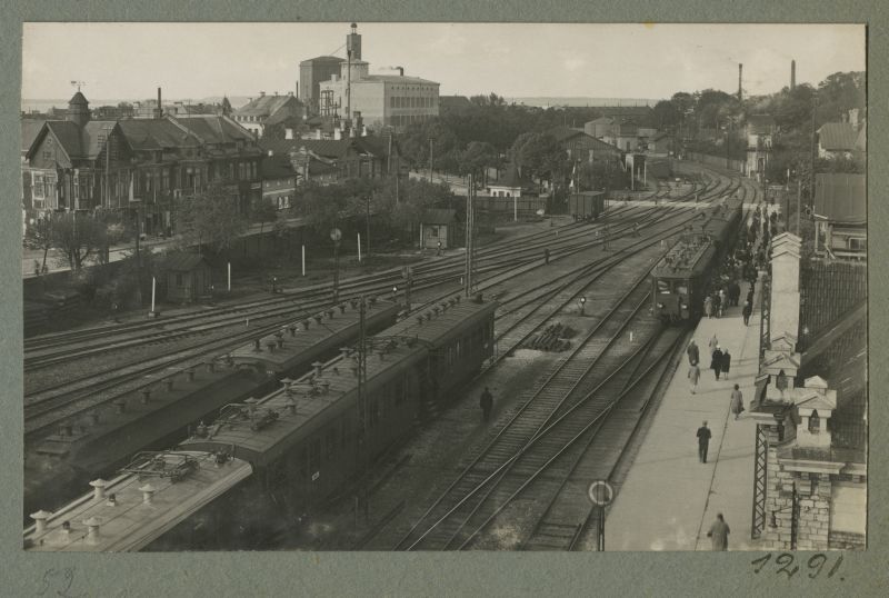 Baltic Station - a view from the street of the Baltic Station building to the area of the Nõmme electric tram waiting platform (between Suurtüki Street). On the left Kpl Street.