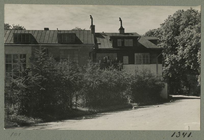 View of the house of artists in Kadriorus. On the left K. Jansen, in the middle of V. Aren and on the right. V. Burman athletes.