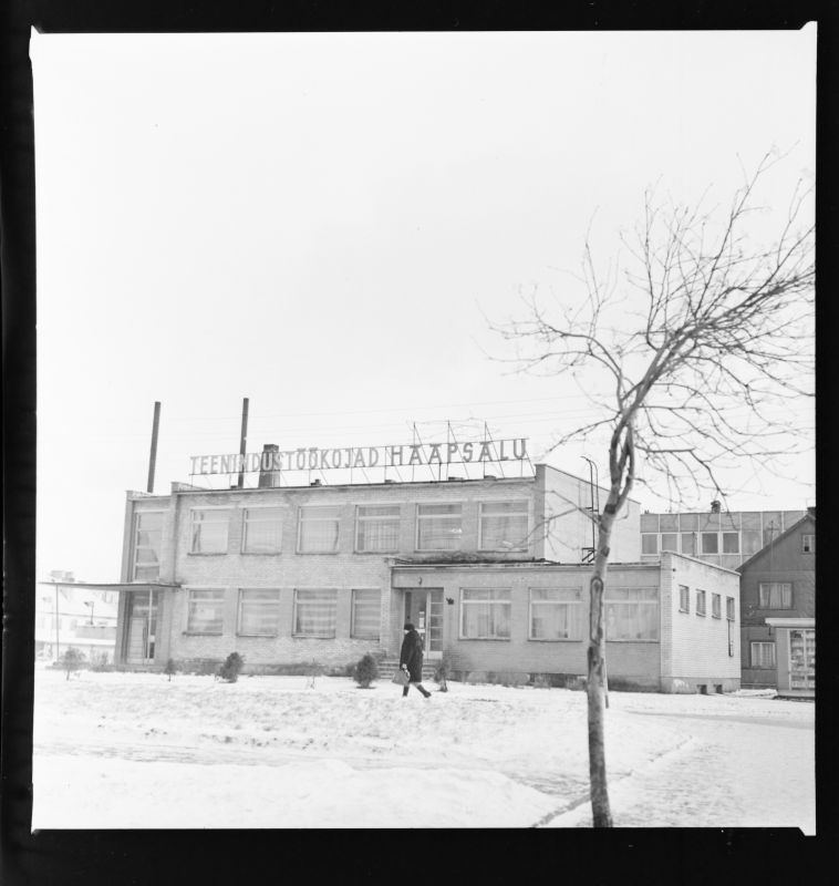 Negative. Service workshops "Haapsalu" victory on the street. November 1973.a.
Photo: T.Coffee.