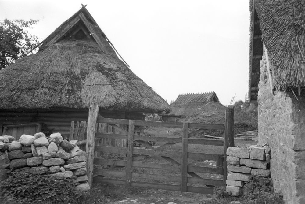 Door gates in Tõnija village.