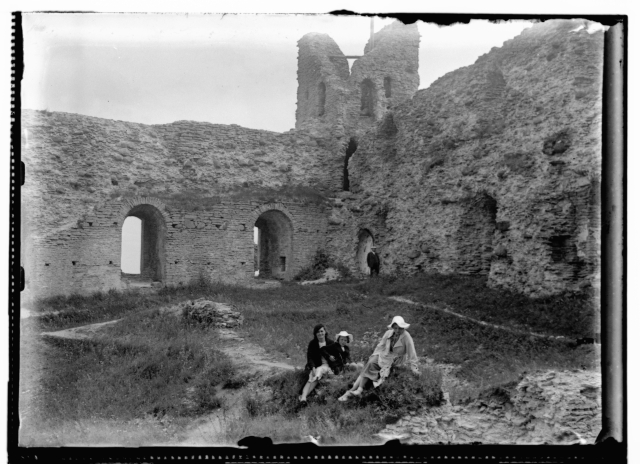 Hans Voolmann's wife Helmi, daughter Vaida and Helm's sister daughter Inge Leis (best) in the ruins of Rakvere Castle