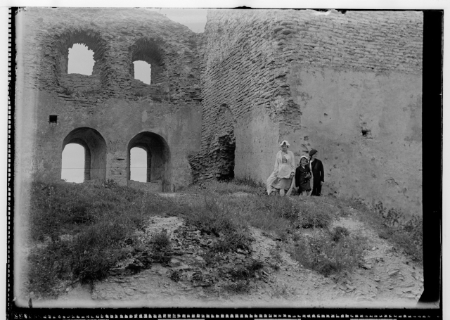 Hans Voolmann's wife Helmi, daughter Vaida and sister of Helm Inge Leis (left) in the ruins of Rakvere Castle