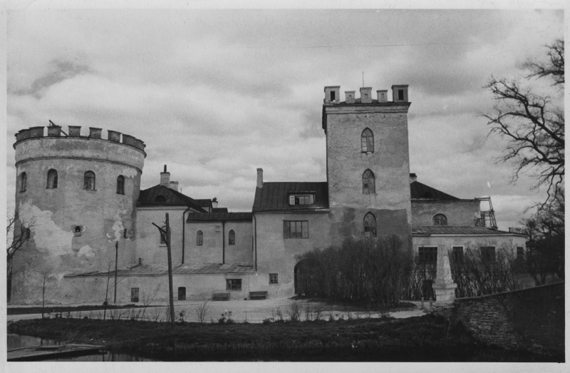 Koluvere Castle. View close.