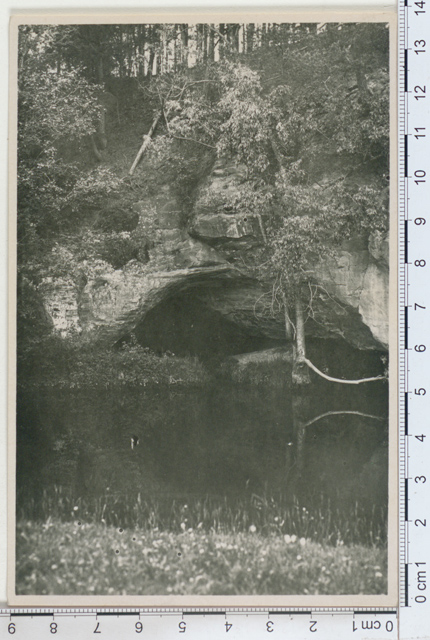 Cave over "Sõjatare" on the shore of Võhandu River, Võrumaa 1924