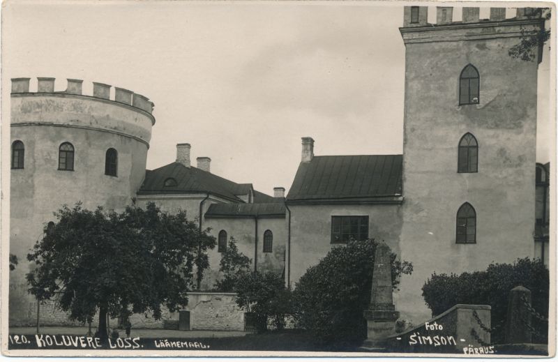 Photo. Koluvere Castle. Black and white.