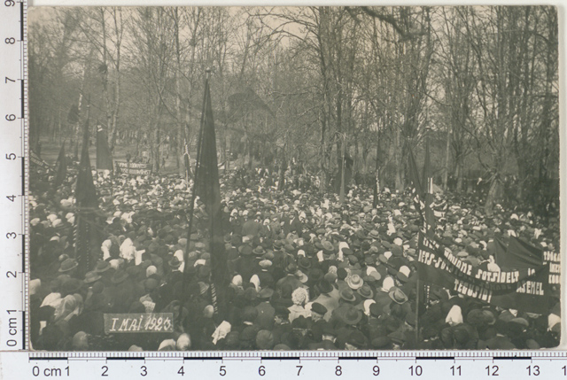 Worker demonstration with flags on May 1, Tartu, 1923