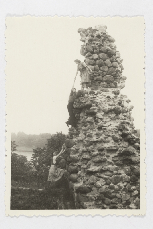 Young people climbing on the ruins of Viljandi Castle, 1950