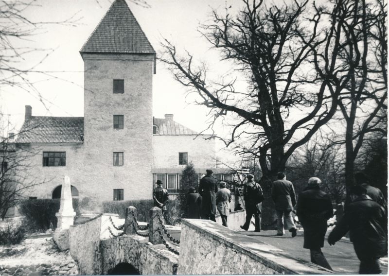 Photo. April 1981. Visiting Koluvere Castle within the framework of "Estonian Soviet Art Week 81". Black and white.