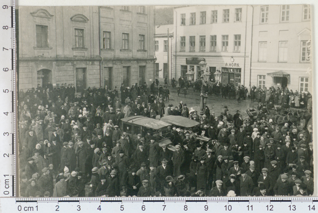 The citizens of Tartu in the case of "e. Week" in front of the building in 1924