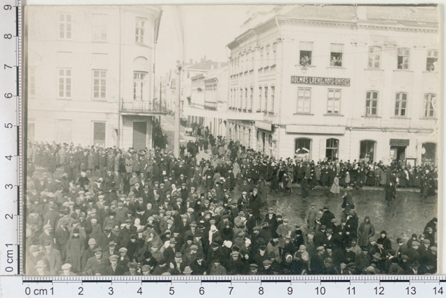The citizens of Tartu in the case of "e. Week" in front of the building in 1924