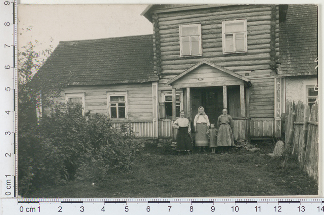 Old - Irboska house and residents, Petseri mk 1923