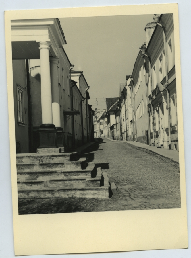 Narva, Rüütli Street, view towards the Raekoja square.