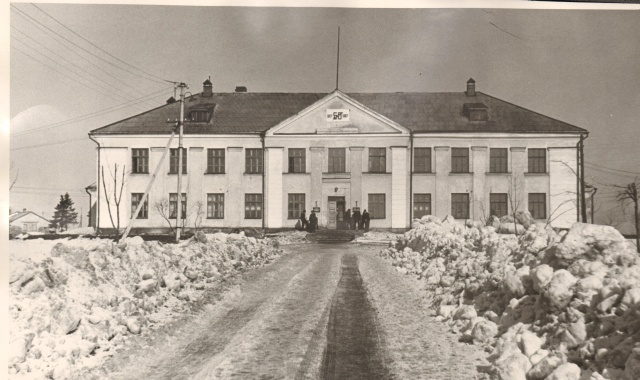 Photo, Järva-Jaani Country School no. 31 building in the 1960s a.