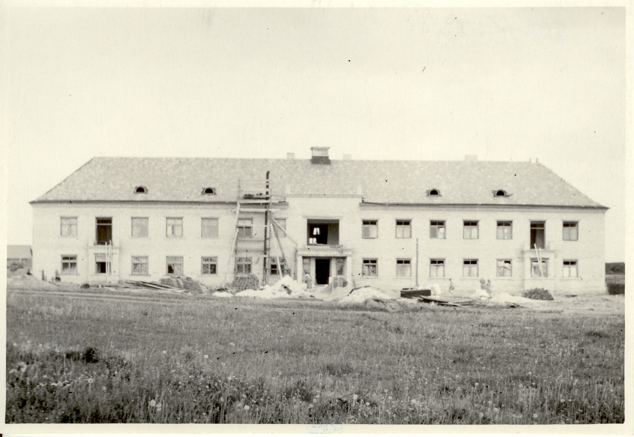Photo, Järva-Jaani Mechanization School in 1953. Built internship building