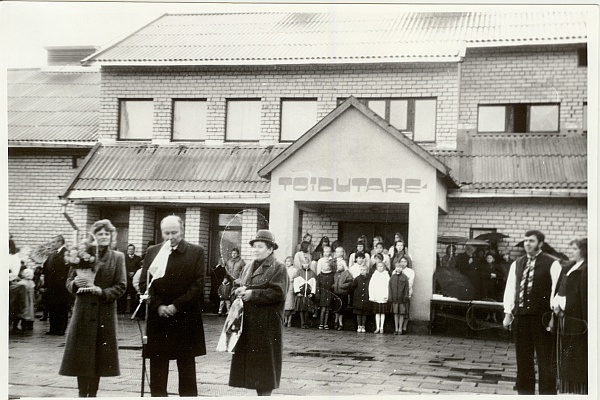 Photo, handing over municipal status to Järva-Jaani municipality in 1991.