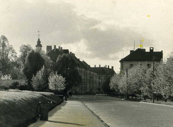 21. June Street (Küni, Aleksandri). View along the street from the glorious area (former Aleksandri and Kauba t corner) towards the Raekoja square. Tartu, 1964.