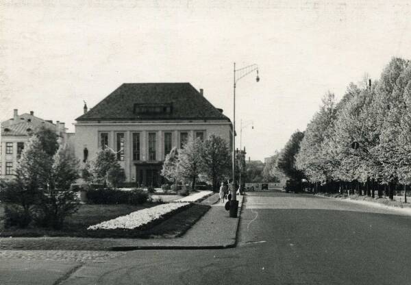 View from the Raekoja square towards the botanical garden: October (Vabaduse) puiestee, green area, bank building (Munga t 8; arh. A. Matteus). Tartu, 1964.