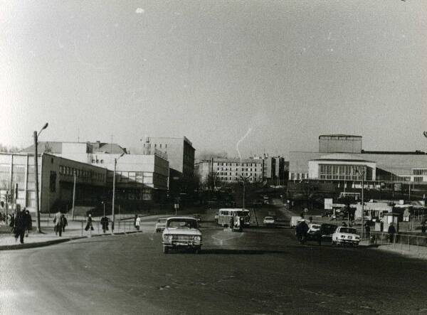 Riga mnt.  View along the street from the winning bridge towards the mountain of Riga. On the way passenger cars in Moscow; Vanemuise theatre, shop. Tartu, 1964.