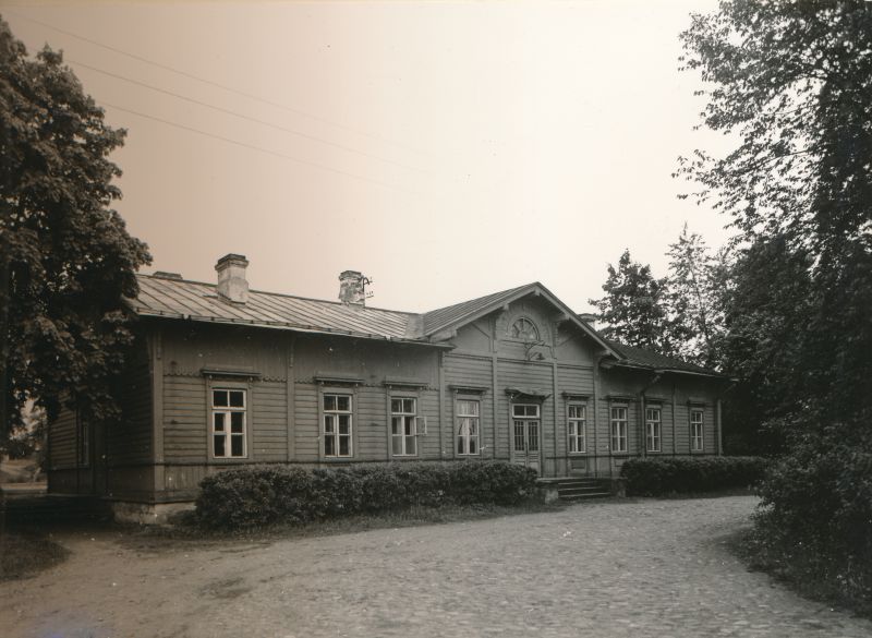 Photo. Cross the railway station. Black and white. Located: Hm 7975 - Technical monuments of Haapsalu district