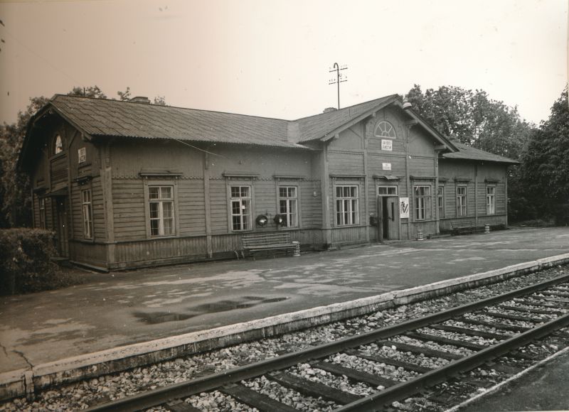 Photo. Cross the railway station. Black and white. Located: Hm 7975 - Technical monuments of Haapsalu district