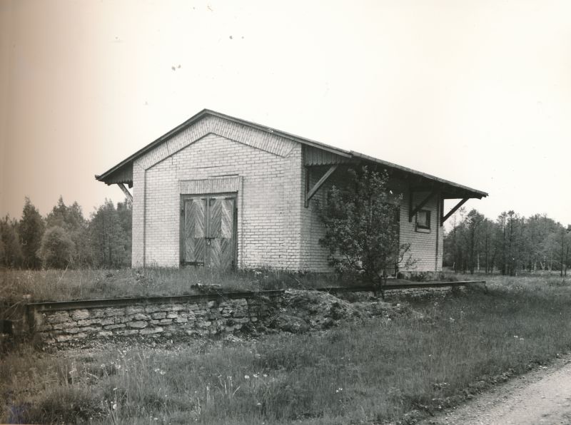 Photo. Warehouse building of Karuse Railway Station. Black and white. Located: Hm 7975 - Technical monuments of Haapsalu district