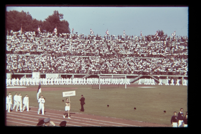 Üliõpilasspordipidu Viinis 1939, eestlased staadionil avamisüritusel.