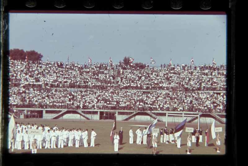 Üliõpilasspordipidu Viinis, avamisüritus. Vaade staadionile, ees all gruppide ees eesti, soome,…lipud. Üliõpilasspordipidu Viinis 1939 ?