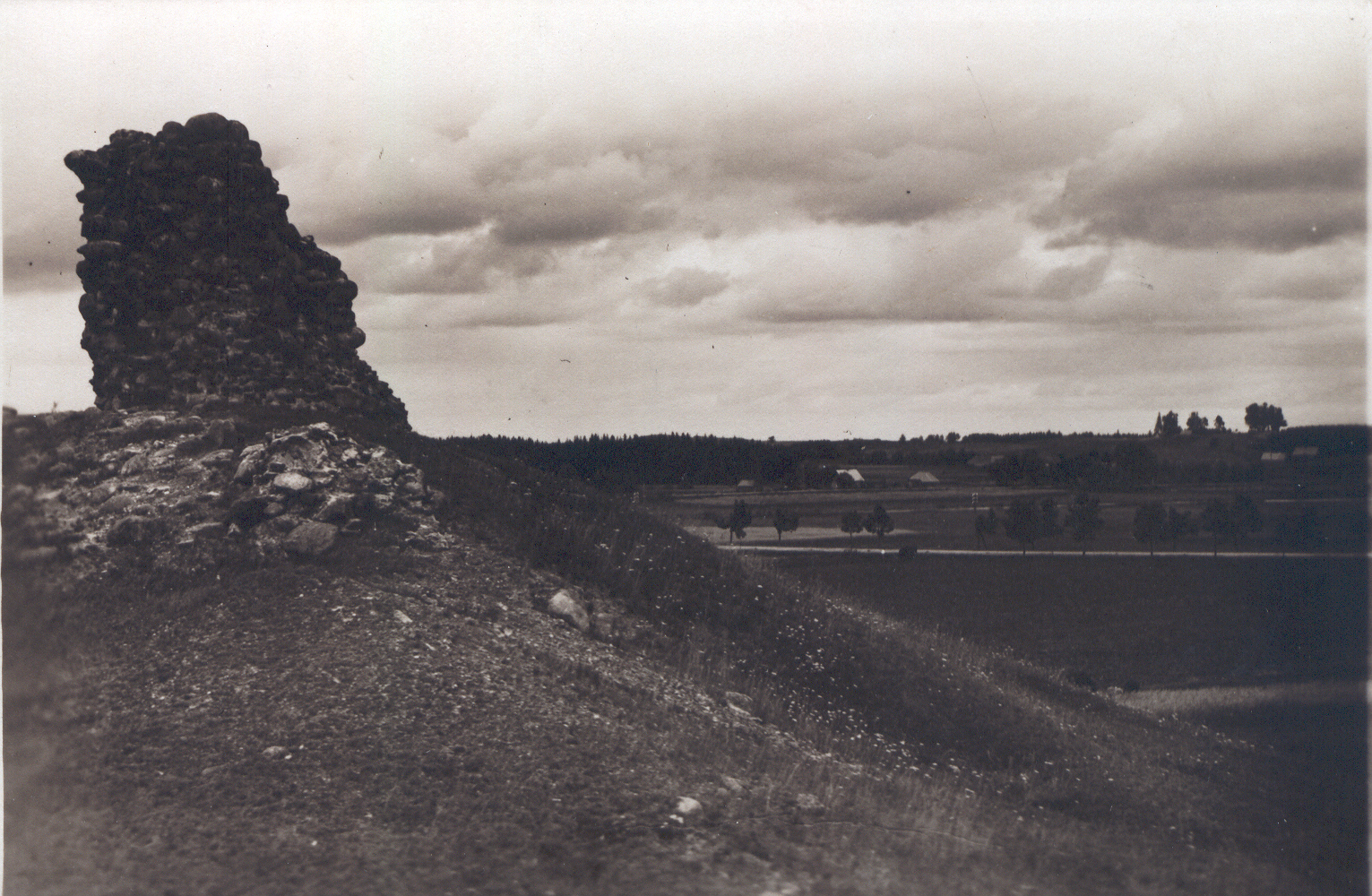 Photo postcard. Võru. The ruins of the harder castle