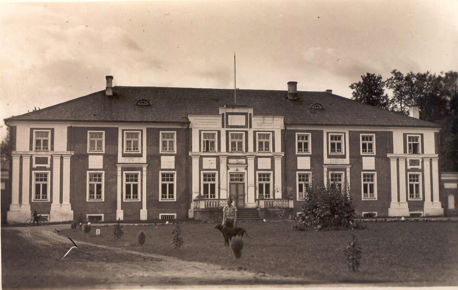 Photo postcard. Väimela. The rear phases of the building of Väimela Agricultural School.
