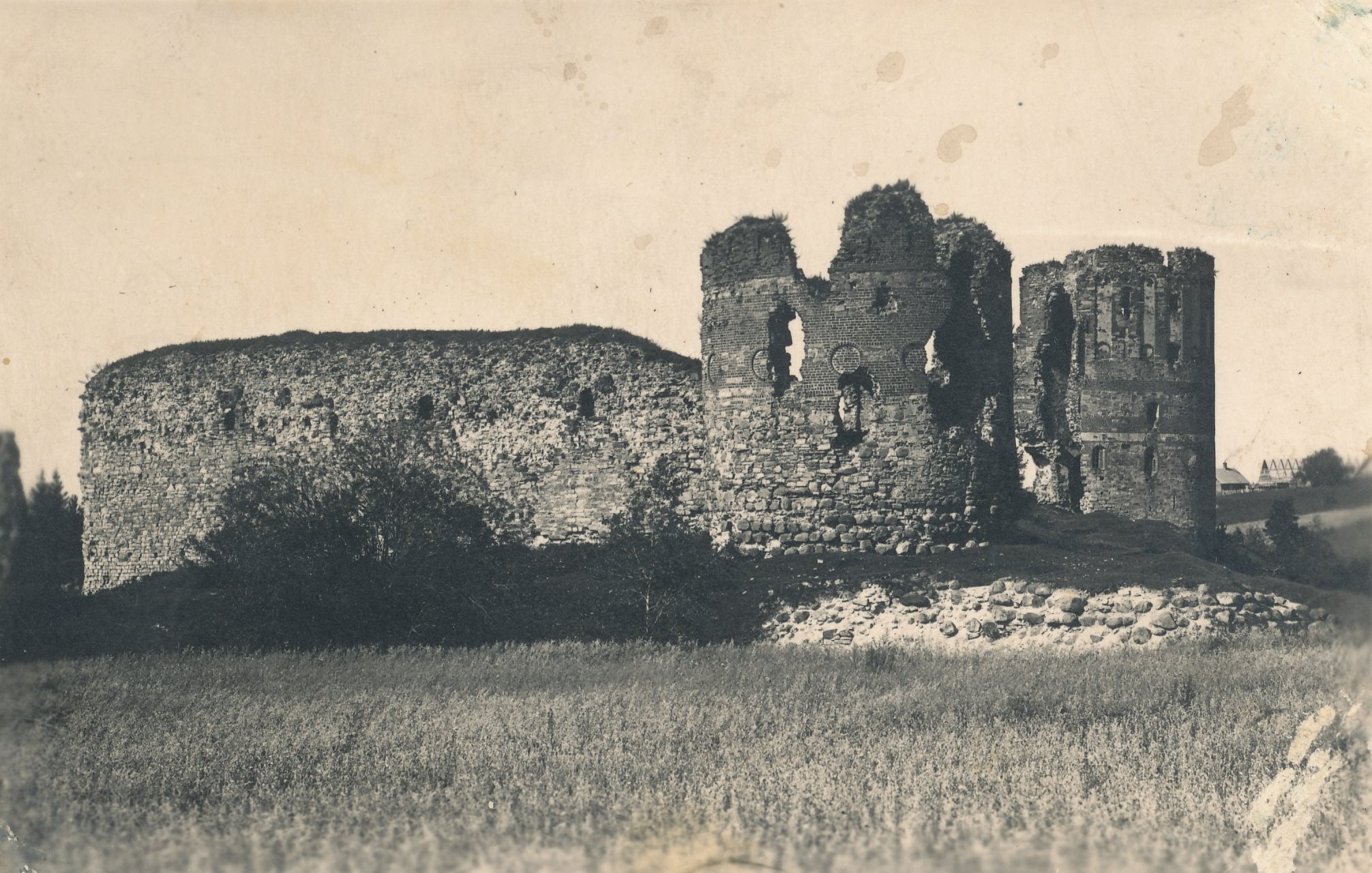 Photo postcard. The ruins of Vastseliina Castle before 1940.