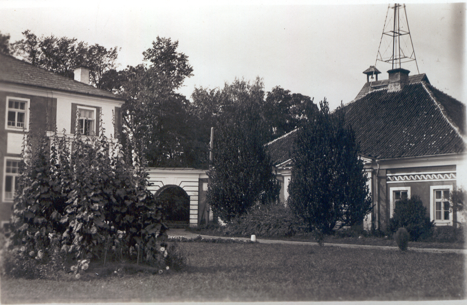 Photo postcard. Väimela. View of the northwest part of the back façade of the building of the farm work school, the gate and the house of the manor ruler.