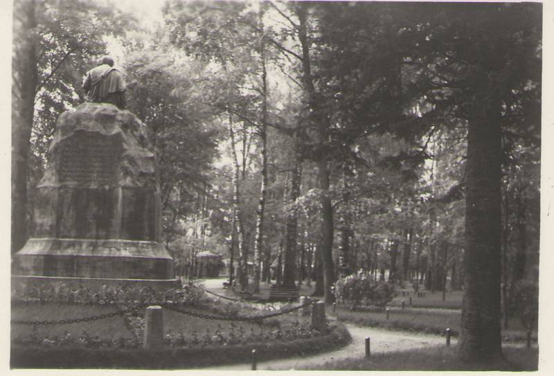Photo. Fr. R. Kreutzwald's monument stage in Võrus.