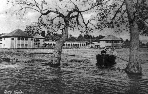 Tartu swimming pool (arh. A. Matteus) on the left bank of Emajõe. Spring flood, boat on the river. Tartu, 1930s.