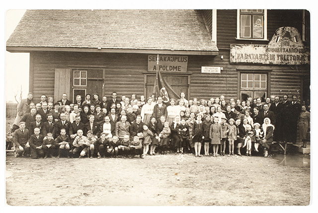 Group picture at Kaarepere store