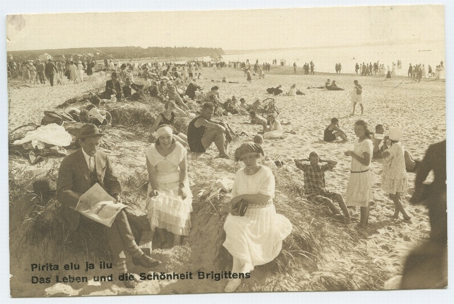 Tallinn, the beach of Pirita, a man and two women sit in the forefront, away from the summers.