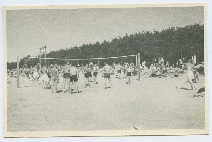 Tallinn, Pirita beach, in the middle of a group of volleyball players.
