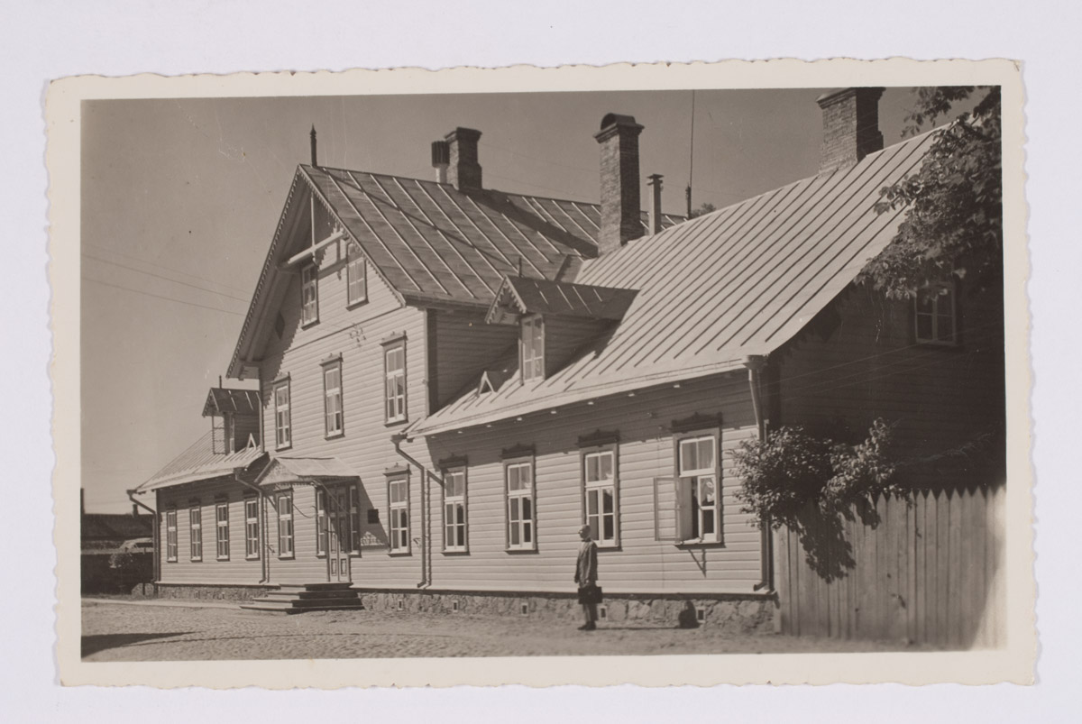 Põltsamaa city government building in the 2nd half of the 1930s. In front of the house mayor Georg Kold.