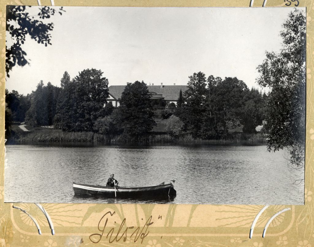 View from Tilsi Pikkjärv to the back of the main building of Tilsi manor