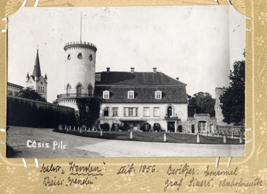 Façade of Võnnu Manor, photo postcard