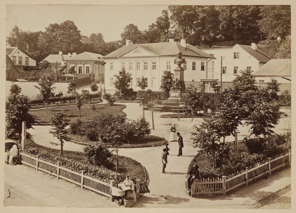 Barclay plates and monument