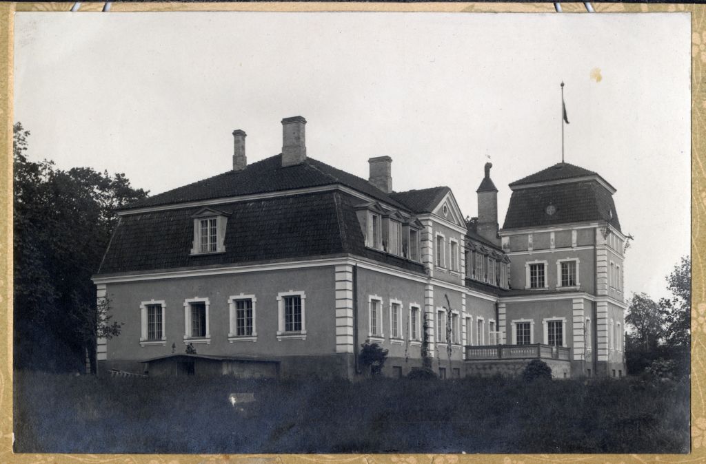 Rear side of the balcony and flag-side of the main building of Kavastu Manor