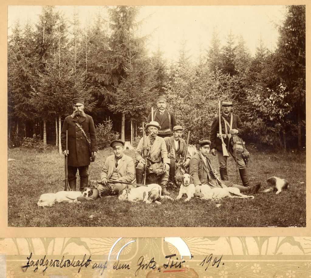 Hunting men of Tohisoo Manor with dogs