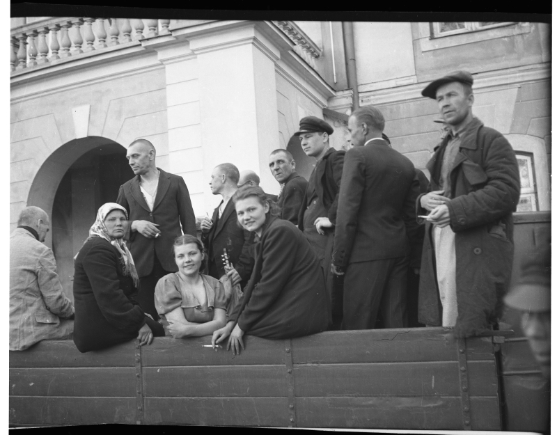 June 21, 1940 Participants from the demonstration in Toompea, released political prisoners in front of Toompea Castle.