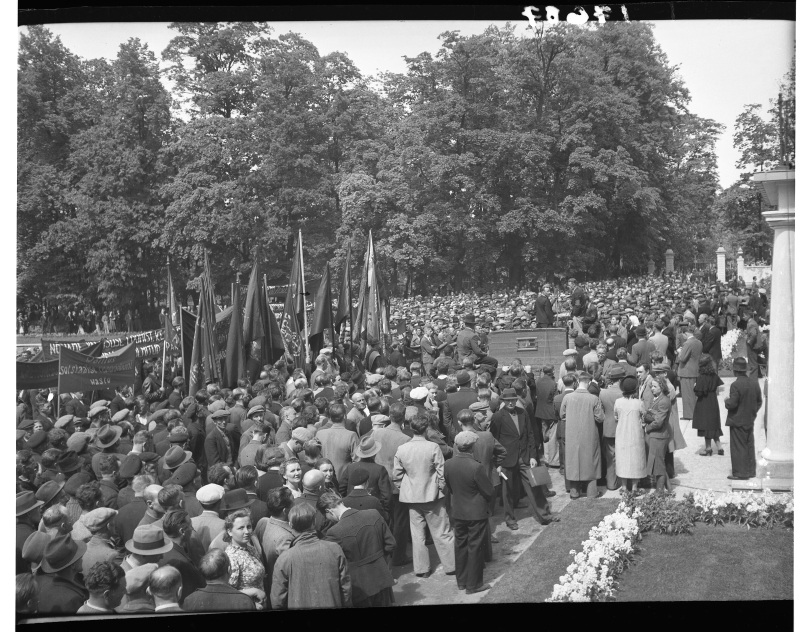 June 21, 1940 Demonstration in Tallinn, demonstrators in Kadriorg.