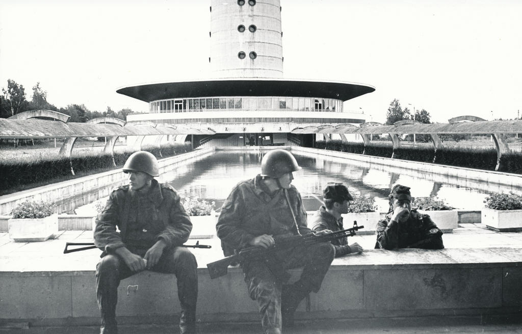 Photo Participants of the State Reverse Experience Russian soldiers on the territory of the TV Tower on August 21, 1991.
