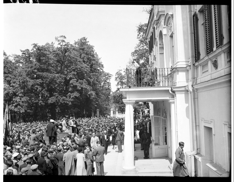 June 21, 1940 Demonstration in Tallinn, demonstrators in Kadriorg. President K. Päts at the castle balcony.